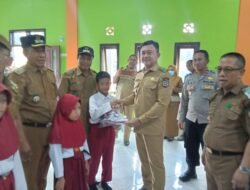 Wabub Konsel Salurkan Seragam Sekolah Gratis