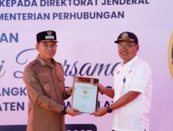 Pemda Konsel Serahkan Sertifikat Lahan UPPKB Moramo