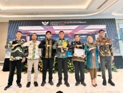 Layanan Kesehatan Baik, Bupati Konsel Irham Kalenggo Diganjar Awards UHC