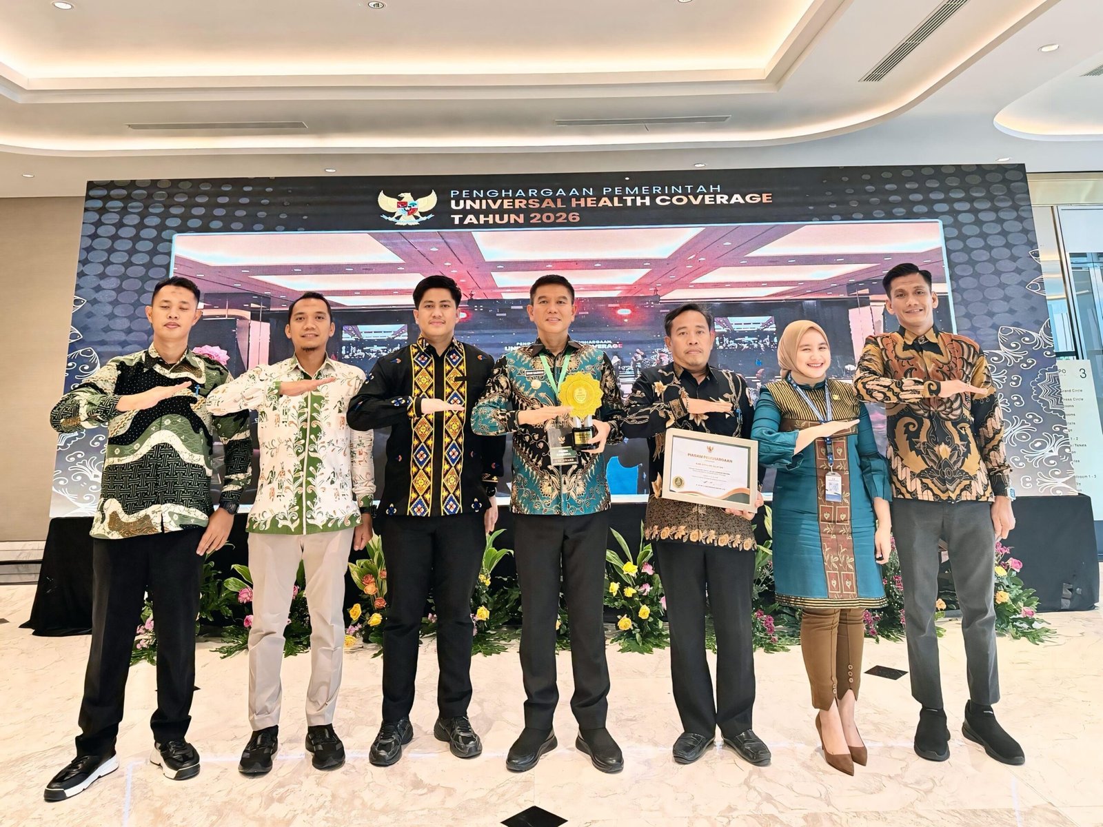 Layanan Kesehatan Baik, Bupati Konsel Irham Kalenggo Diganjar Awards UHC