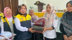 Wujudkan Konsel Cerdas dan Setara, Bunda PAUD Nurlita Jaya Bagikan Seragam Sekolah