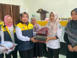 Wujudkan Konsel Cerdas dan Setara, Bunda PAUD Nurlita Jaya Bagikan Seragam Sekolah