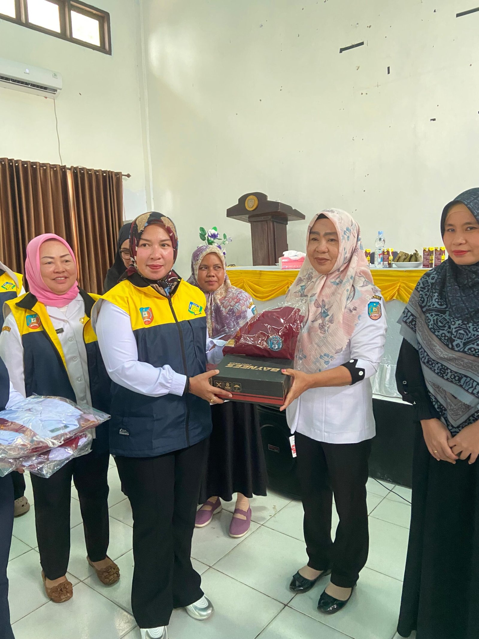 Wujudkan Konsel Cerdas dan Setara, Bunda PAUD Nurlita Jaya Bagikan Seragam Sekolah